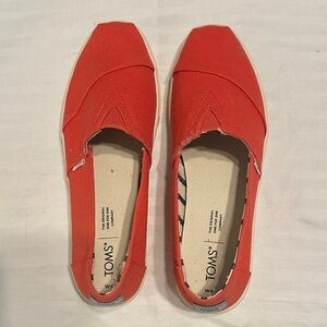 TOMS Women's Orange/red Canvas Flats
